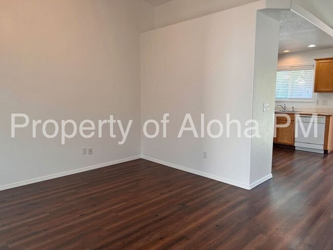Building Photo - 833 W Hackamore Ave