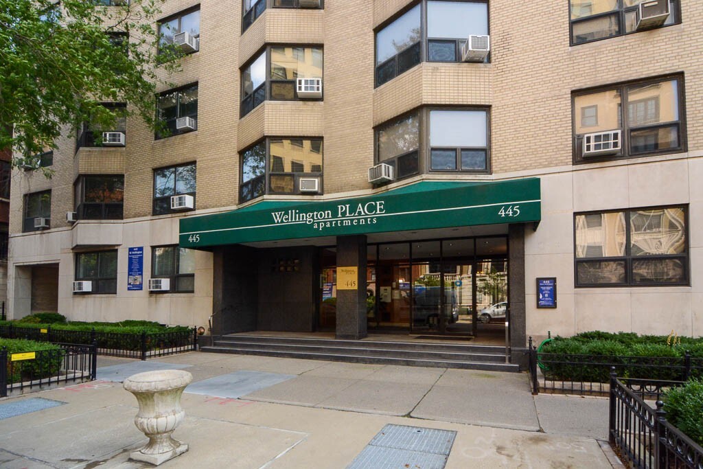 Primary Photo - 445 W Wellington Ave