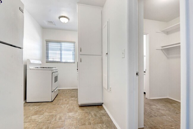 Foto del edificio - 10906 Santa Monica Blvd, prime Westwood!