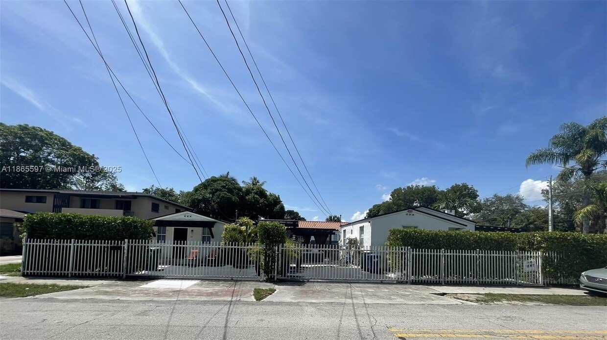 Foto principal - 200-210 NE 110th St