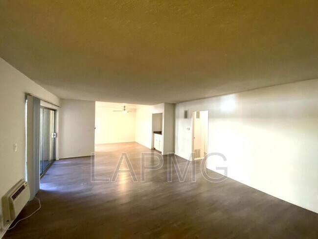 Foto del edificio - 5452 Lindley Ave