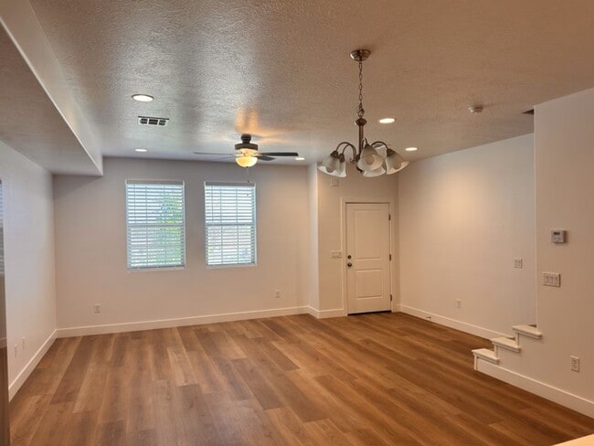 Building Photo - End Unit! 3 Bedroom House for Rent