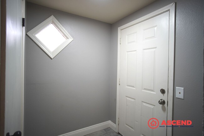 Building Photo - 1318-1320 El Tejon Ave