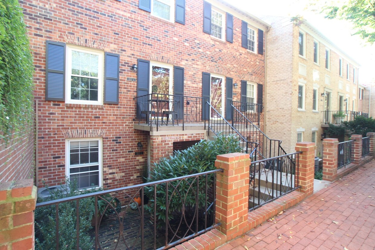 Foto principal - Wesley Heights Spacious 2 bedroom, 2.5 Bat...