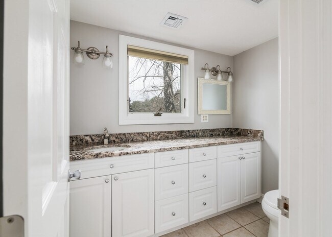 Building Photo - 32 Whaler Ln