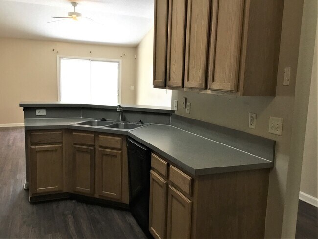 Foto del edificio - 8353 Staplehurst Dr W