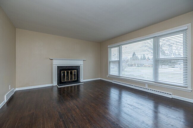 Foto del edificio - Newly Renovated - Spacious 4 Bedroom - 2 B...