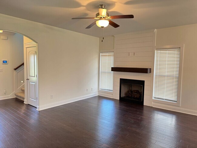 Foto del edificio - Beautiful 5 Bedroom, 2.5 bath Home in Hick...