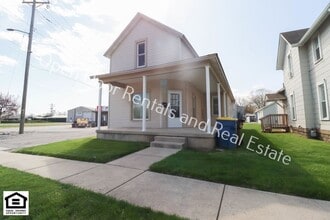 Building Photo - 1327 S Cedar St