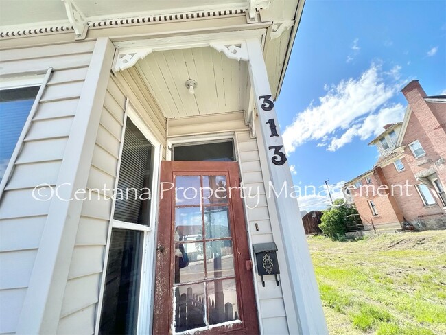 Building Photo - Pet friendly house on Washington!