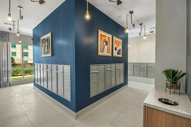 Foto del edificio - 9330 S Main St