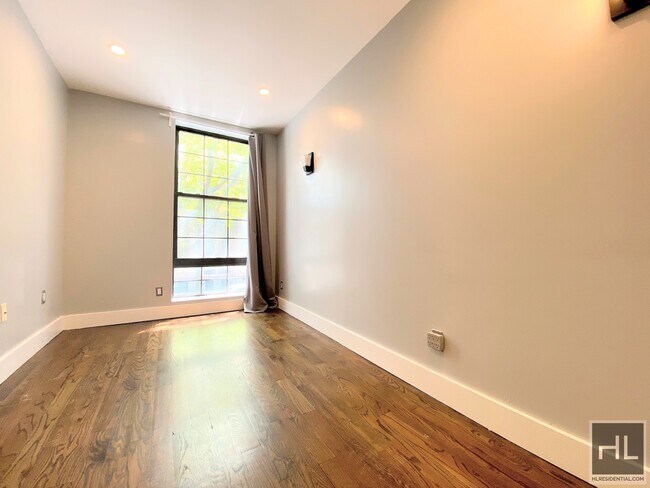 Building Photo - LARGE FIVE BEDROOM DUPLEX- WHIPPLE STREET