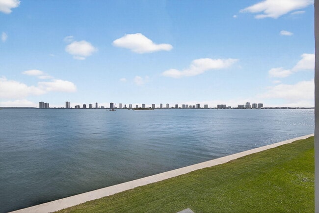 Foto del edificio - 100 Shore Ct