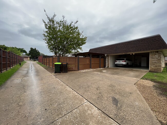 Garage with alley access - 2317 Ridgewood Dr