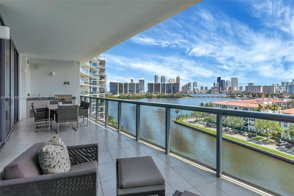 Foto principal - 3250 NE 188th St