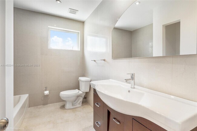 Foto del edificio - 9165 Byron Ave