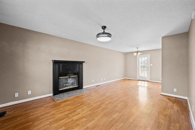 Foto del edificio - LARGE FENCED IN YARD!!!