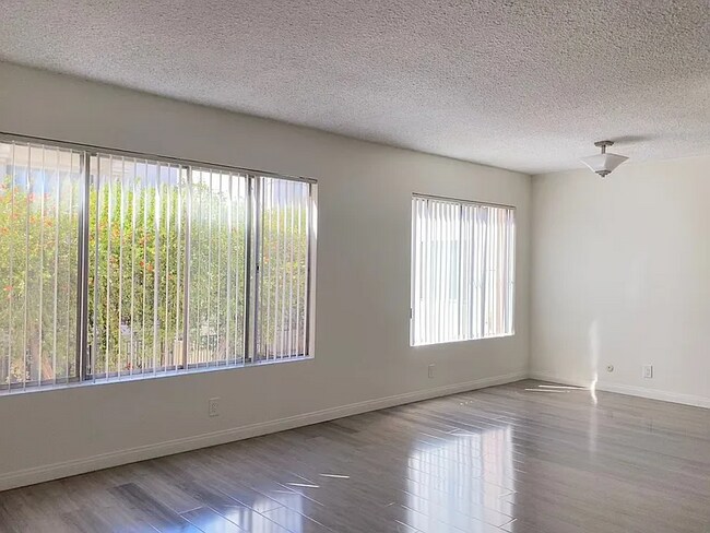 Building Photo - 310 S Clark Dr
