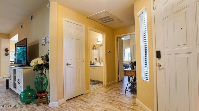 Foto del edificio - 15225 N 100th St