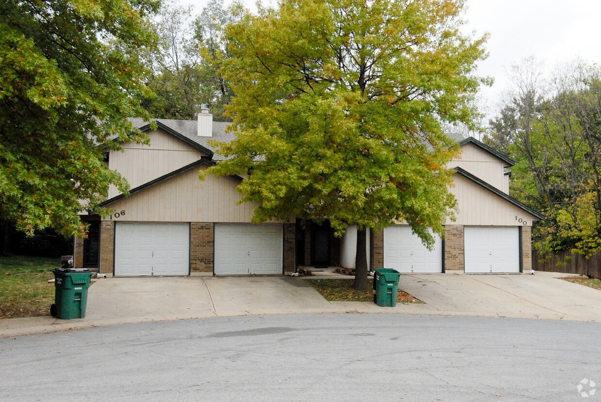 Primary Photo - Oxford Place Townhomes