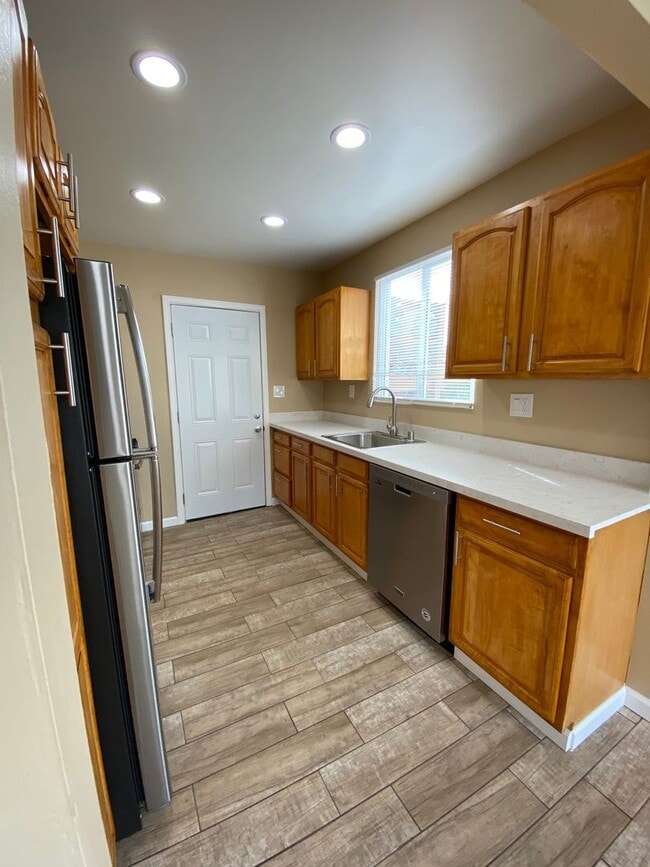 Building Photo - 2774 Madera Ave- 2407 LB/ 2029 L/ 2027 R
