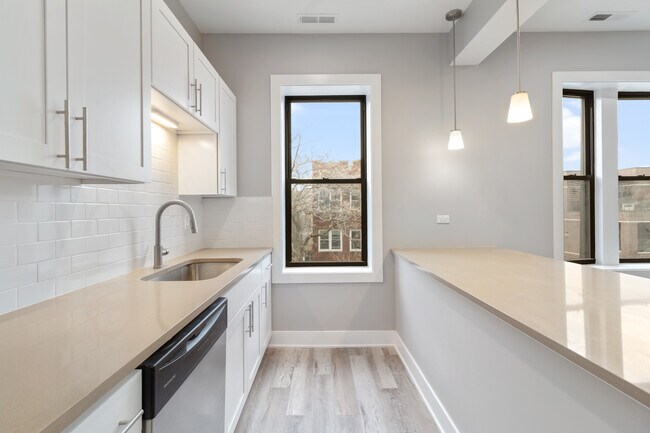 Foto del edificio - 859 N Hoyne Ave