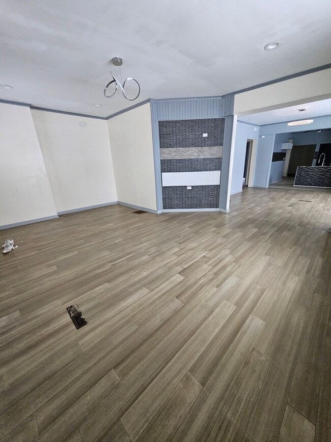 Building Photo - Lower 3 bedroom east side