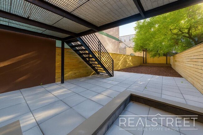 Foto del edificio - Brand New 2 Bed in Bushwick Townhouse with...