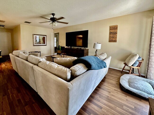 Foto del edificio - Perfect 3 bed 2 bath with huge fenced back...
