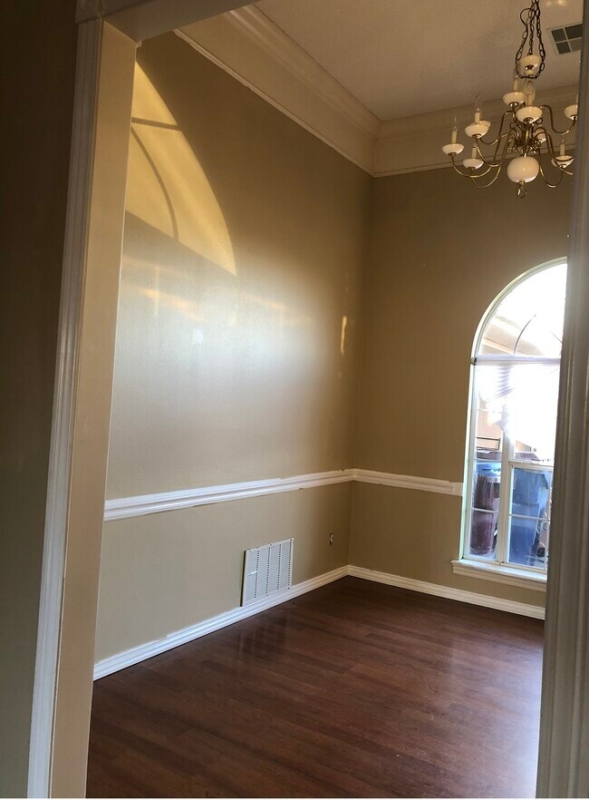 Formal dining - 7001 Millennium Dr