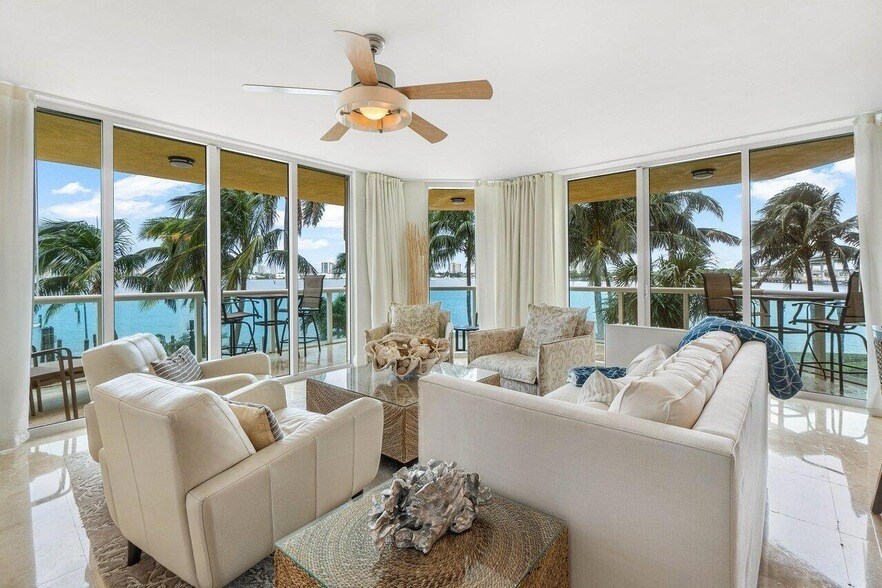 Photo - 2650 LAKE SHORE Dr Unit 206
