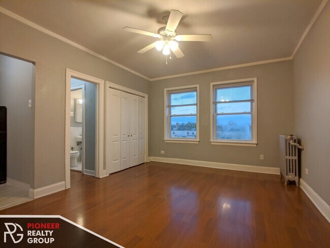 Building Photo - 6928 N Greenview Ave