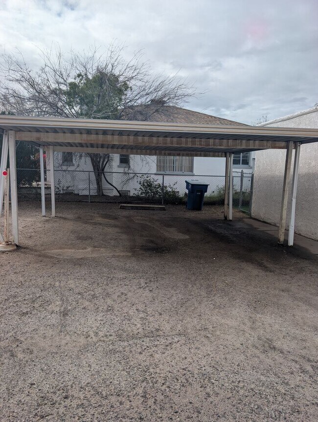 Building Photo - 4 Plex - Two Bedroom and 1 Bath Unit for Rent