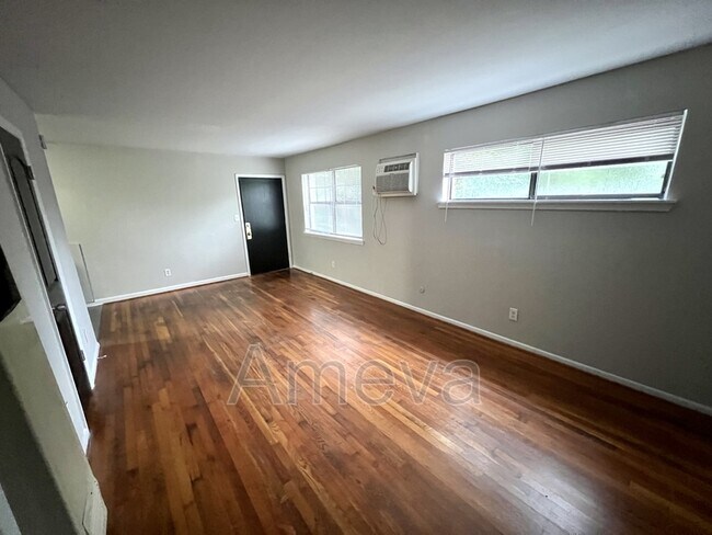 Foto del edificio - 755 St Charles Ave NE