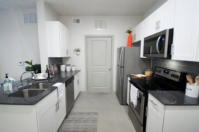 Foto del edificio - 8300 Bluff Springs Rd