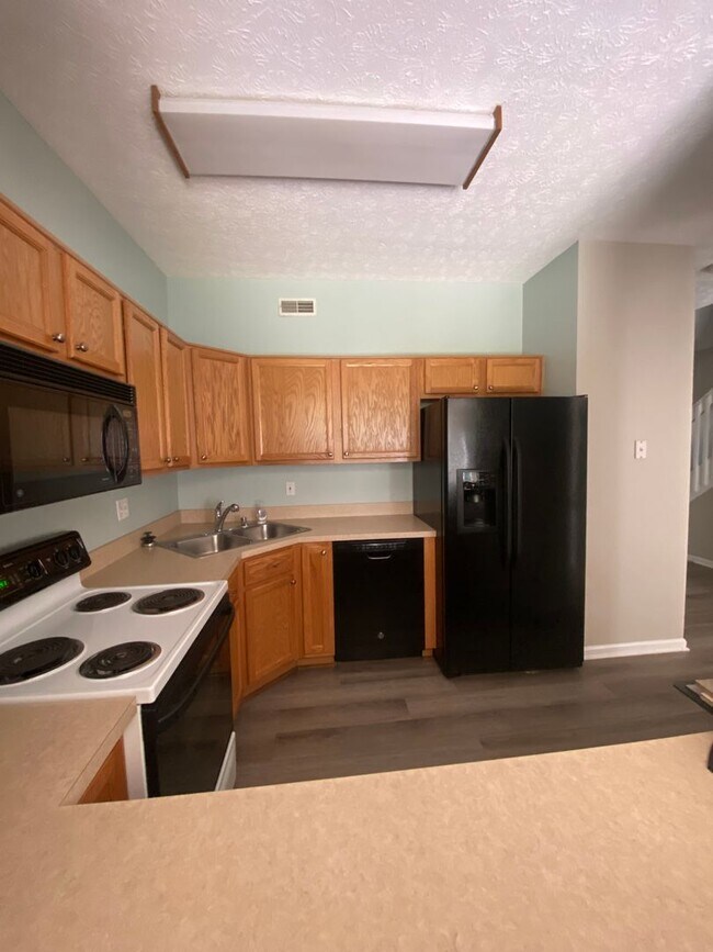 Foto del edificio - Pinnacle Gardens Beautiful 3 bed 2.5 bath Townhome
