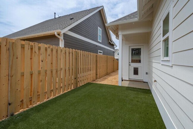 Foto del edificio - 3-bedroom home with 2-car garage!