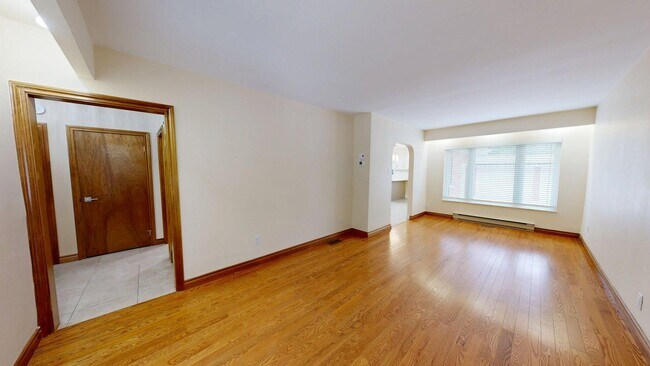 Photo du bâtiment - GORGEOUS NEWLY RENOVATED TWO BEDROOM MAIN ...