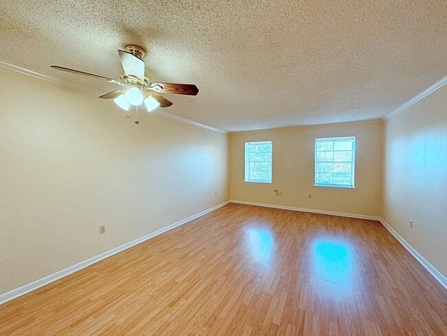 Building Photo - 1 Bedroom Condo in Gated Community in Mid ...