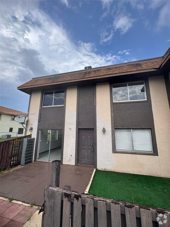 Building Photo - 2120 Sherwood Forest Blvd