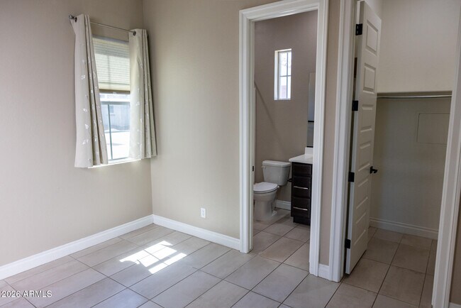 Building Photo - 2462 E Lovebird Ln