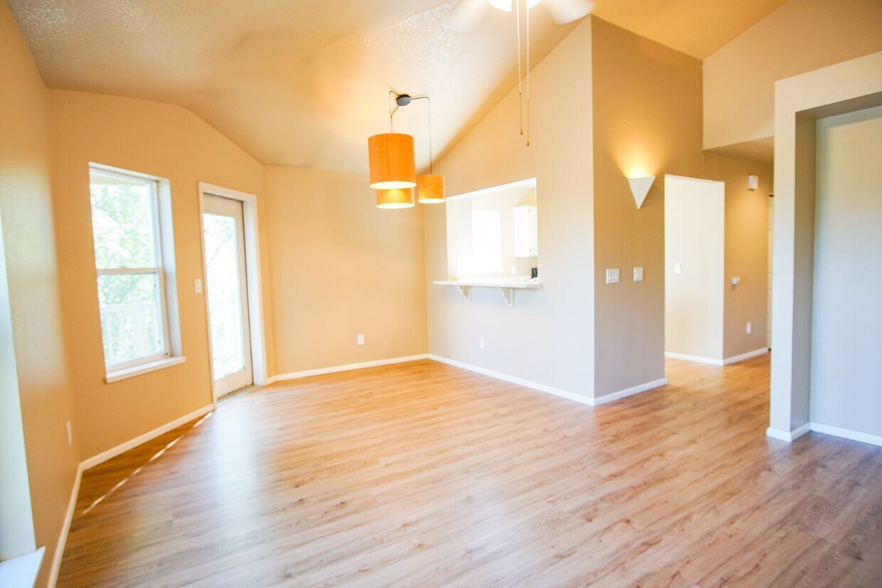 Spacious 2 Bed-2 Bath Flat in SW Portland Ready Mid-April! - Spacious 2 Bed-2 Bath Flat in SW Portland Ready Mid-April!