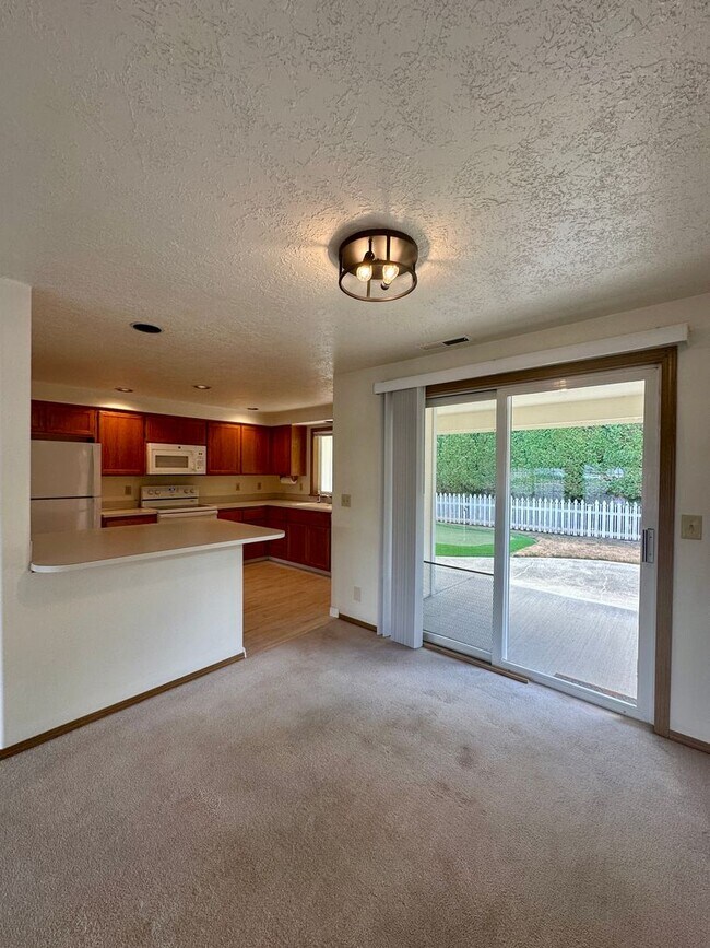 Building Photo - Three Bedroom Home in Keizer with a Puttin...