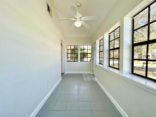 Building Photo - 6152 Warren Ave