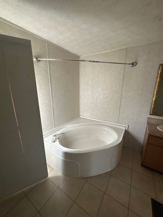 Building Photo - 3 Bed 2 Bath For Rent - Twin City