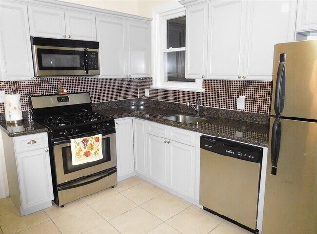 Kitchen - 592 Warburton Ave