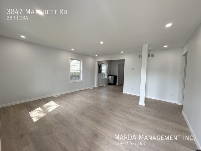 Photo du bâtiment - FULLY RENOVATED BUNGALOW 2 BED/1 BATH - WEST WINDSOR + UTILITIES