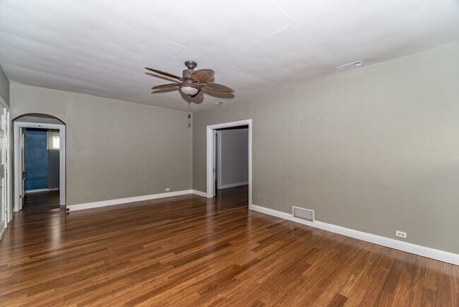 Building Photo - Cottage in Woodlawn Terrace