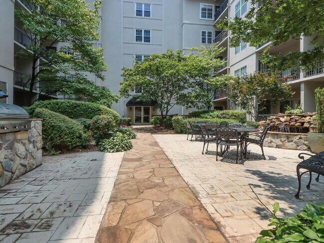 Foto del edificio - 1074 Peachtree Walk NE