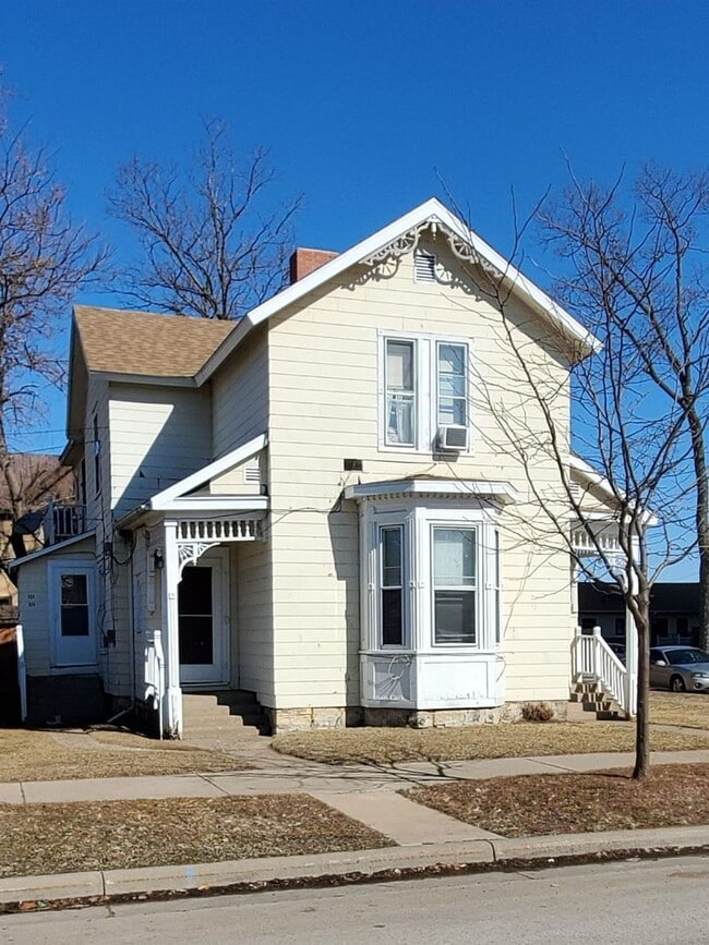 Building Photo - 523 Division St